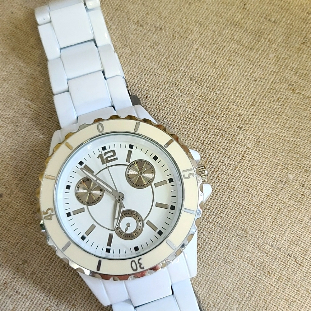 Womans White Fashion Wrist Watch
